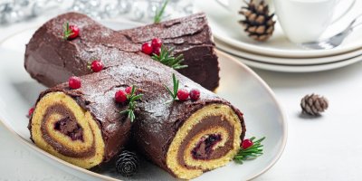 Dezert Bûche de Noël ve tvaru polínka, ozdobený rybízem