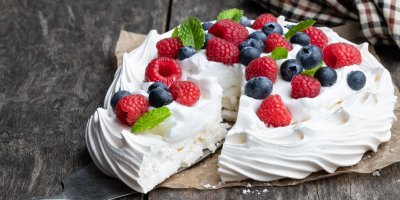 Dezert Pavlova ozdobený borůvkami a malinami
