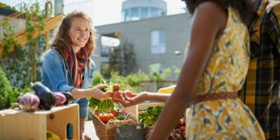 Žena nakupuje na farmářském trhu