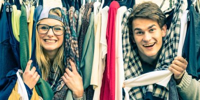 Muže a žena koukají skrz oblečení na ramínkách