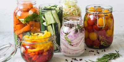 Šest zavařovacích sklenic s kvašenou zeleninou