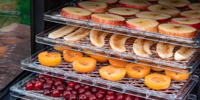 Čtyřpatrová sušička ovoce, ve které jsou třešně, meruňky, banány a jablka