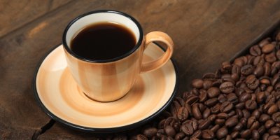 Talířek se šálkem kávy