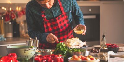 Muž připravuje sváteční husu