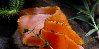 Plátky lososa z 3D tiskárny na černém podkladu