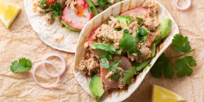 Tortilla s tuňákem, bylinkami a zeleninou