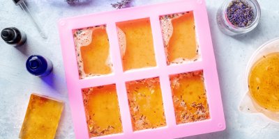 Šest domácích mýdel v silikonové formě