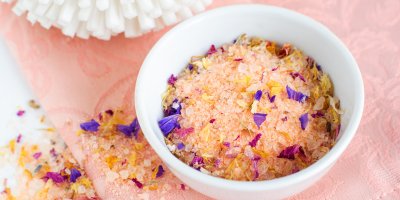 Domácí směs koupelové soli a květů v misce