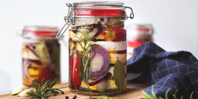 Tři sklenice s nakládanými hermelíny