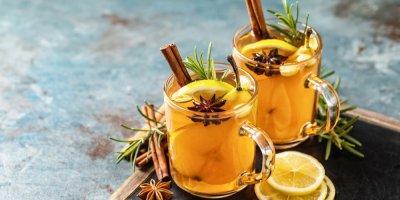 Dva šálky horkého hruškového nápoje se skořicí a badyánem