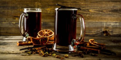 Dvě sklenice se svařeným pivem