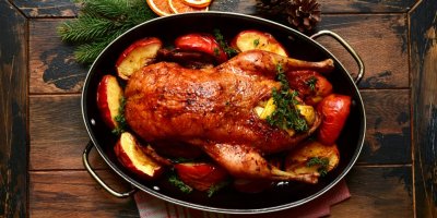 Pečená husa s jablky v pekáči