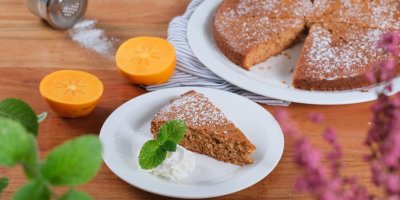 Talíř s perníkem z kaki, šlehačkou, mátou a tímto ovocem