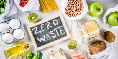 Nápis Zero Waste a kolem potraviny