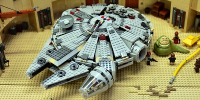 LEGO model hvězdné lodi Millennium Falcon ze série Star Wars