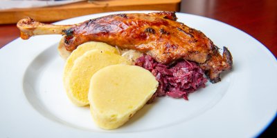 Talíř pečené husy se zelím a knedlíky