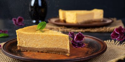 Oranžový cheesecake na dřevěném talíři