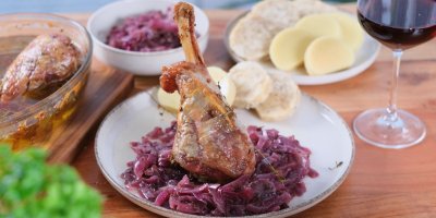 Talíř s pečeným husím stehnem a červeným zelím z cibule