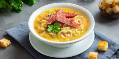 Polévka z několika druhů luštěnin v misce