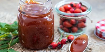 Šípková zavařenina ve sklenici, čerstvé šípky