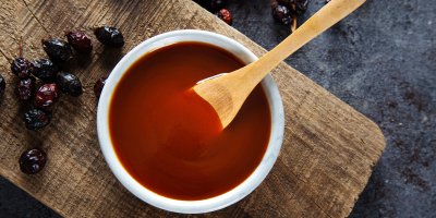 Šípková omáčka v misce, vařečka