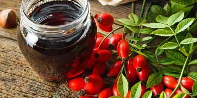 Šípkový sirup ve sklenici, čerstvé šípky