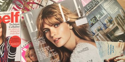 Lifestylové magazíny na hromadě, nahoře je Elle
