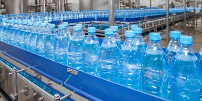 Výrobní linka s PET lahvemi