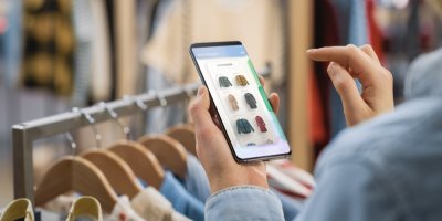 Žena vybírá oblečení na smartphonu