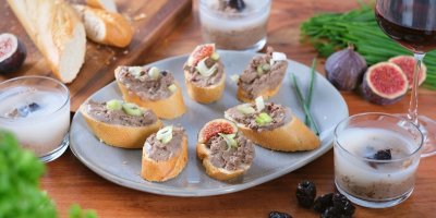 Talíř s nakrájenou bagetkou s paštikou a cibulkou