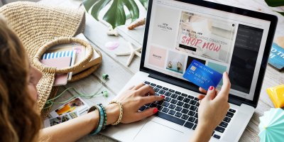 Žena nakupuje oblečení v akci online