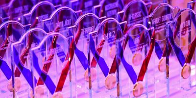 Trofeje oceněných značek ve tvaru skleněných plaket s medailí