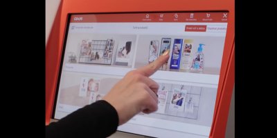 Kiosek v drogerii, na kterém se dá vybrat personalizovaný dárek