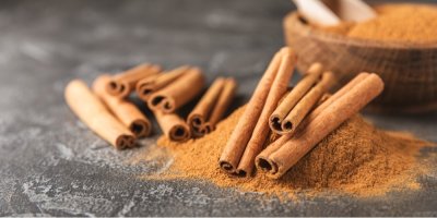 Skořice celá a mletá na černém podkladu