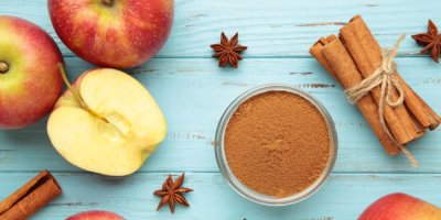 Skořicová rolka, mletá skořice a jablka