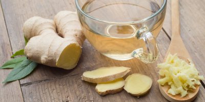 Zázvorový čaj a nakrájený čerstvý zázvor