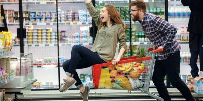 Muž s ženou v supermarketu 