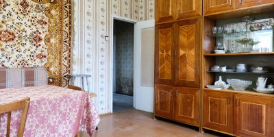 Interiér socialistického obývacího pokoje s jídelnou