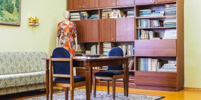 Jídelní stůl, sedačka, skříň, figurína v retro stylu