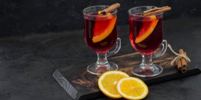 Tradiční grog ve sklenici s citronem a skořicí