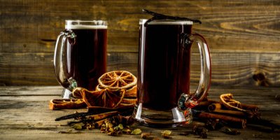 Dvě sklenice se svařeným pivem