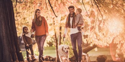 Rodina se prochází v přírodě