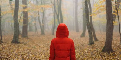 Žena se prochází v podzimním lese