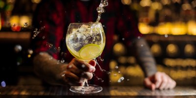 Barman připravuje gin s tonikem