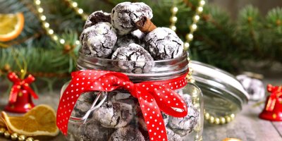 Čokoládové crinkles ve skleněné dóze, v pozadí vánoční dekorace