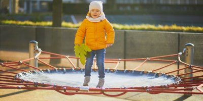 Dítě na trampolíně