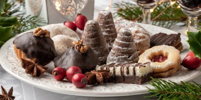 Různé druhy cukroví na talířku