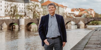 Americký lékař Dr. Kopolovic vyfocený u řeky ve městě