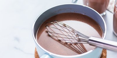 Horká čokoláda a metlička v kastrolu