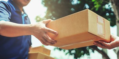 Předání balíčku kurýrem